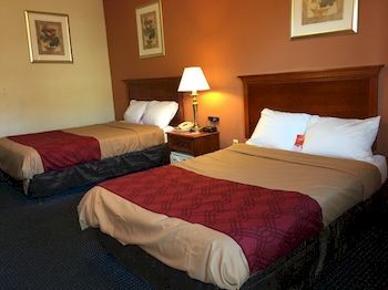 Econo Lodge Norwalk Exterior photo