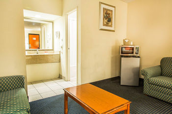 Econo Lodge Norwalk Exterior photo